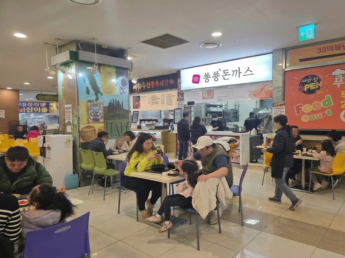 쏭쏭돈까스 매장 주변의 푸드코트 좌석과 식사 고객