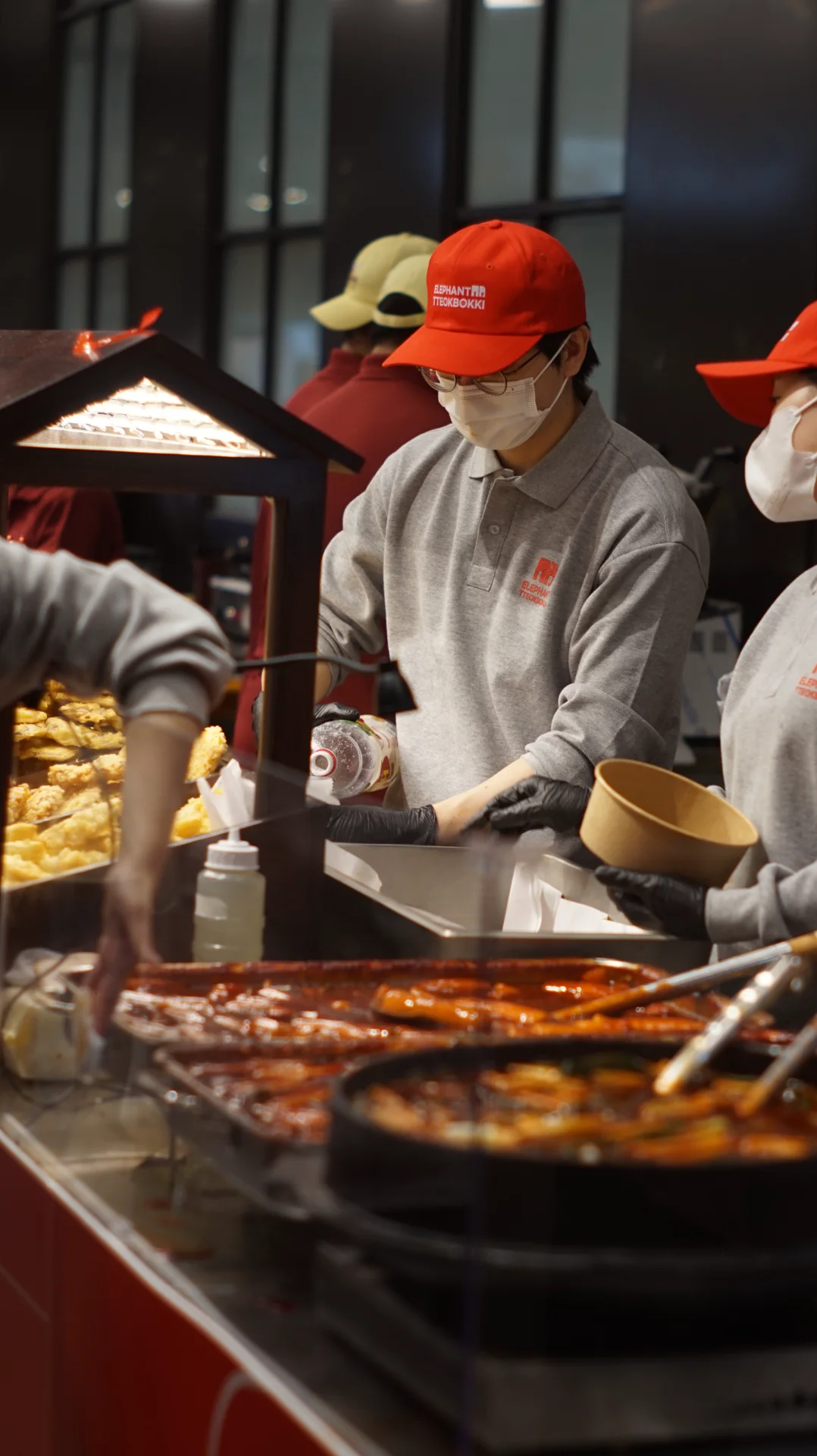 바삭한 튀김과 떡볶이의 완벽한 조화